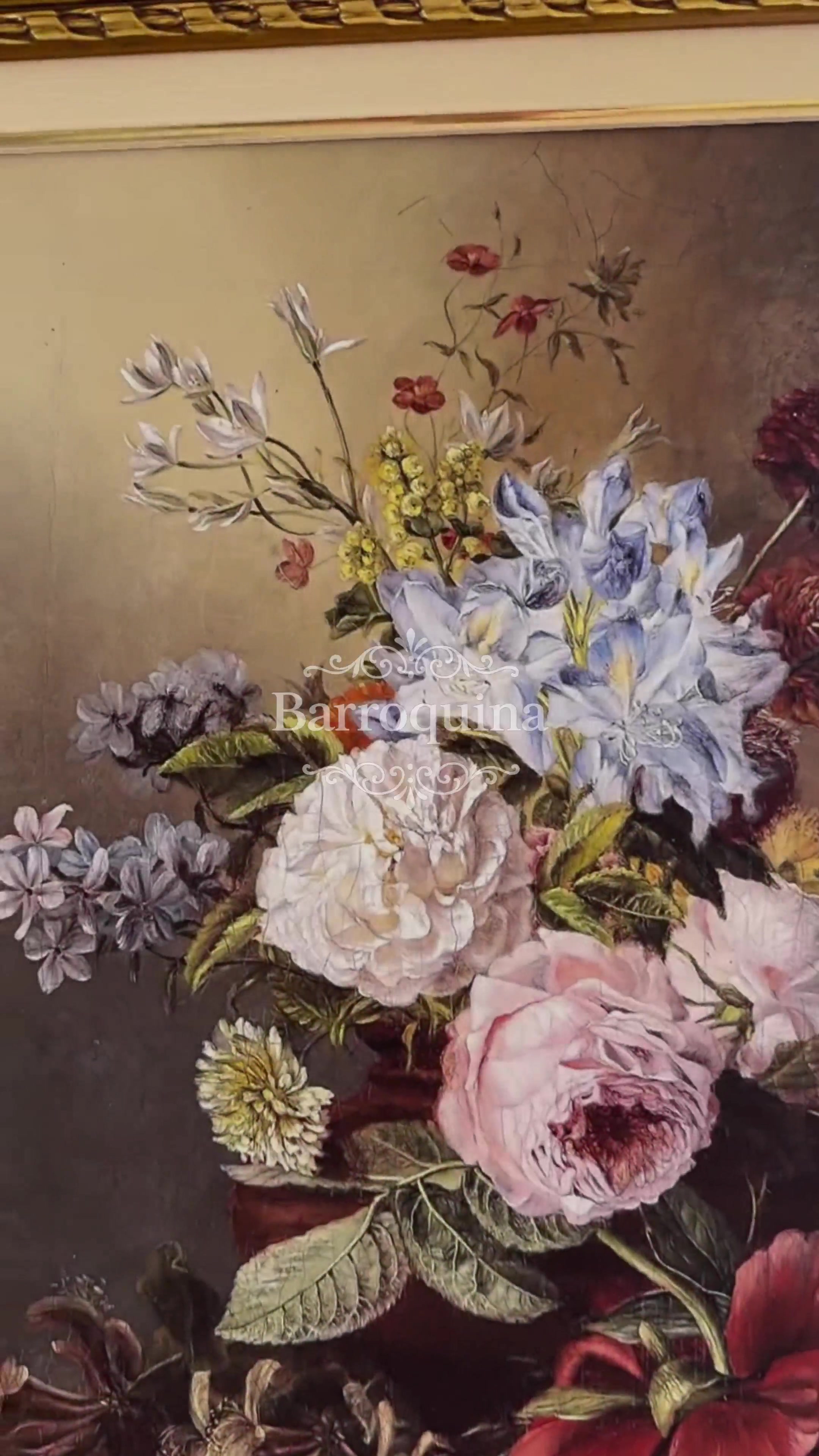 Detalhe de rosas e outras flores em uma pintura apresentada com moldura Arabesco