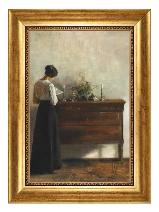 A Esposa do Artista Lendo em um Interior, de Carl Holsøe com Moldura Clássica Lisa P