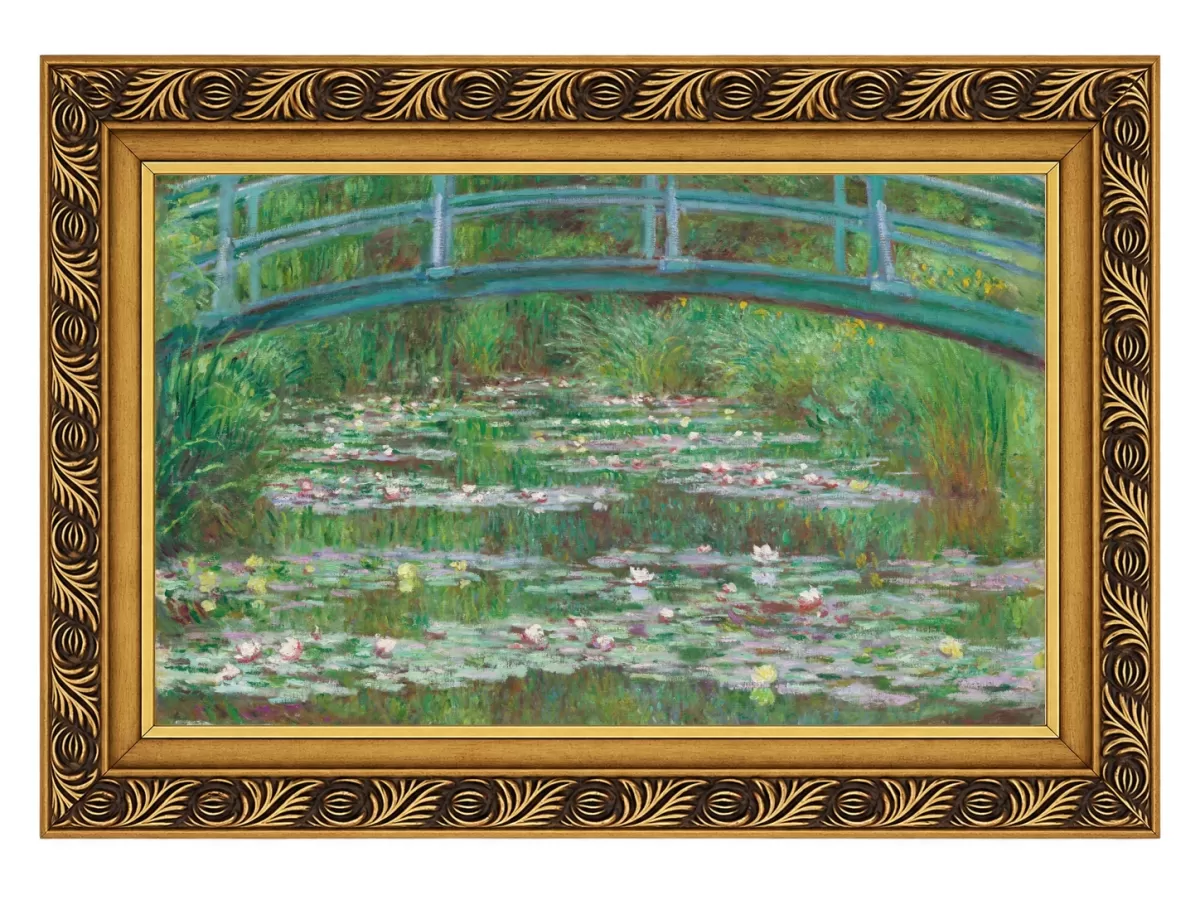 Ponte azul-esverdeada sobre lago com nenúfares e vegetação na pintura horizontal de Monet conservada pela National Gallery of Art.